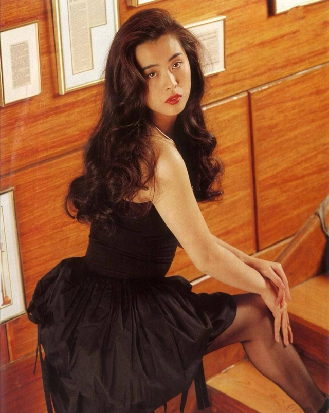 王祖贤穿搭很有韵味，一点都不输<a href=