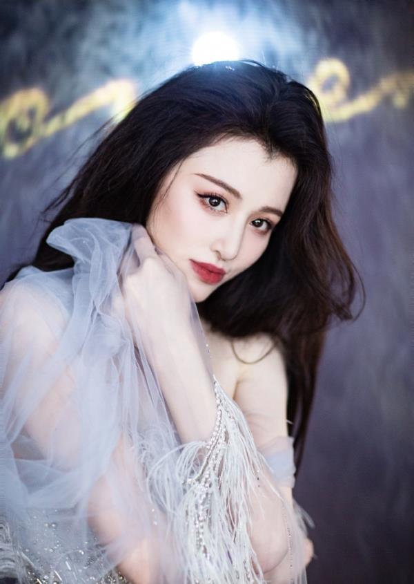 葛天仙女造型绝美,诠释多面魅力