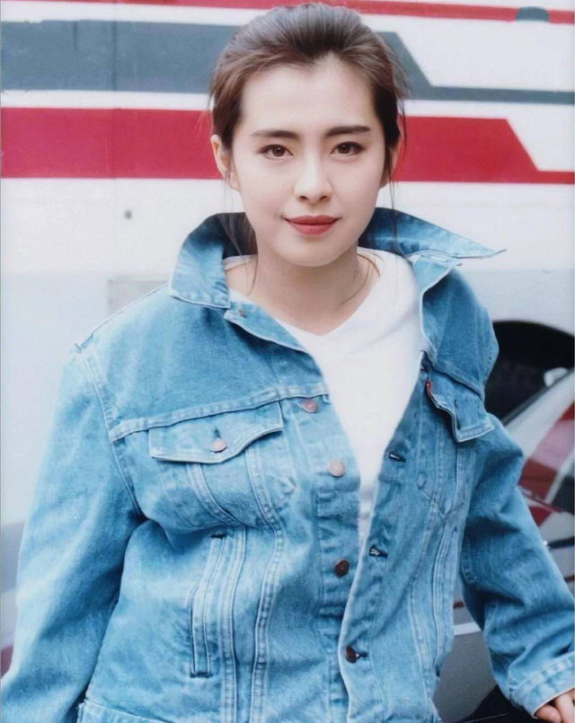 王祖贤穿搭很有韵味，一点都不输<a href=