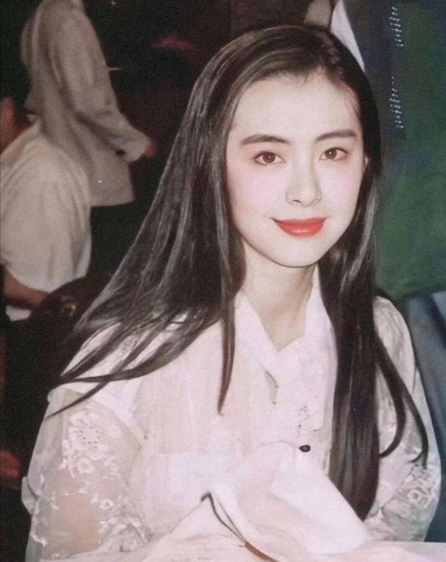 王祖贤穿搭很有韵味，一点都不输<a href=