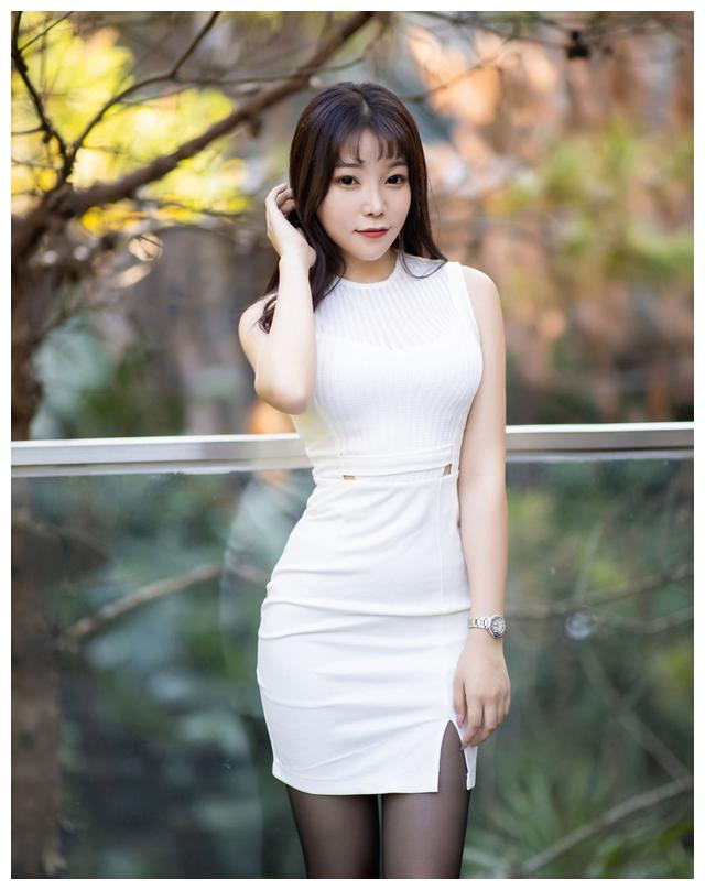 针织修身上衣搭配白色半身裙,温婉贤淑,文静优雅