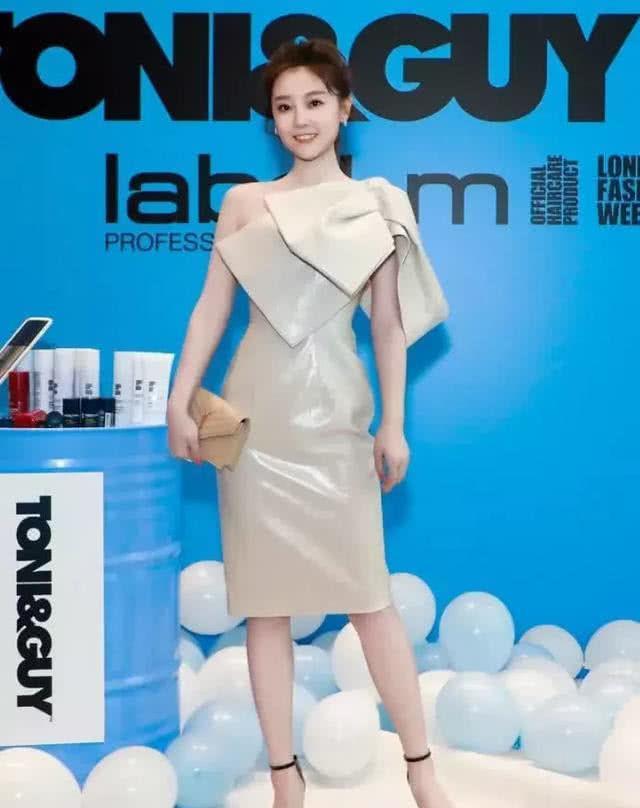 此次参加活动的何花一穿着搭看上去也是很清新自然的,十分合乎她素雅