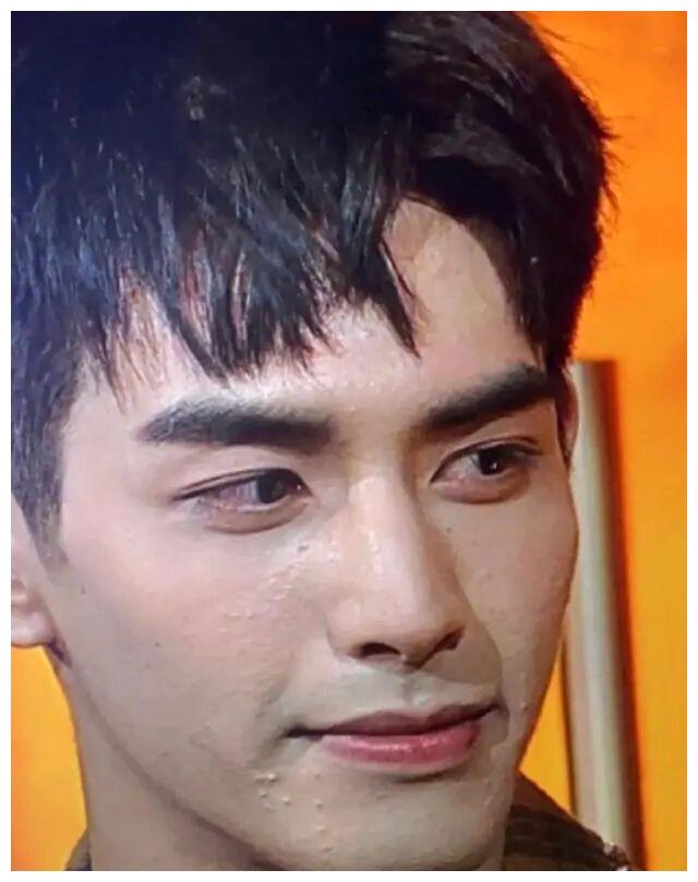 包括罗晋,张萌,谭松韵,宋威龙都没逃过金鹰节的"丑颜"打光.