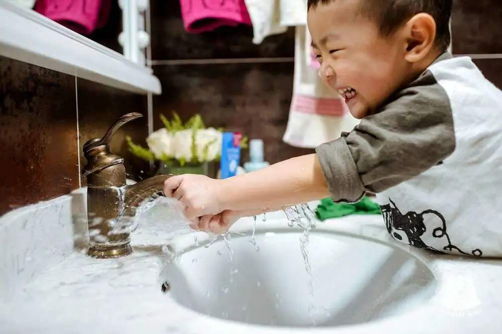 熊孩子拿“大刀”划花奔驰,车主索赔遭拒,家长:法律约束不了我休闲区蓝鸢梦想 - Www.slyday.coM 熊孩子拿“大刀”划花奔驰,车主索赔遭拒,家长:法律约束不了我休闲区蓝鸢梦想 - Www.slyday.coM