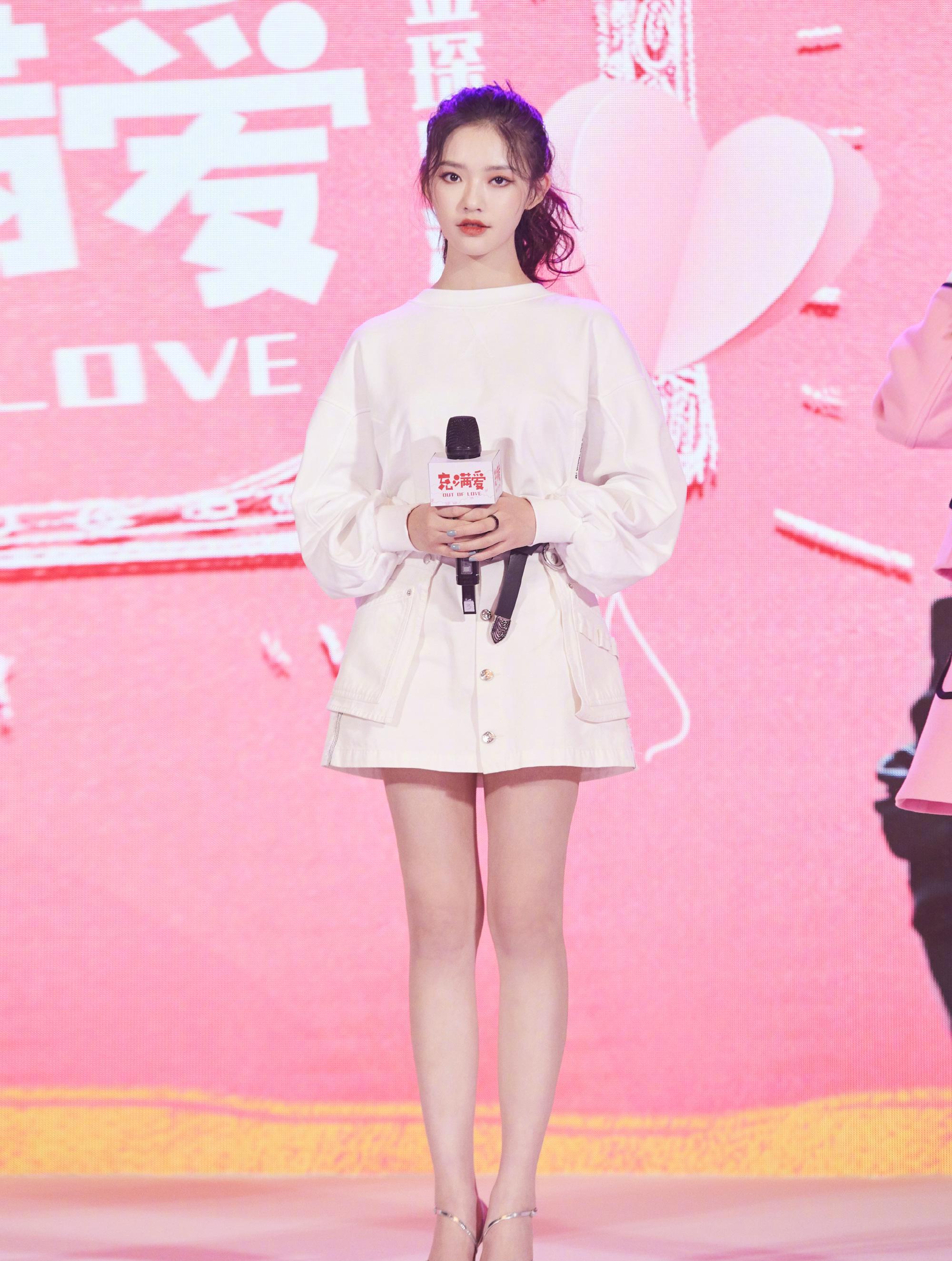 林允逛超市不安分,大展拳脚摆pose,斑马羽绒服太时尚了