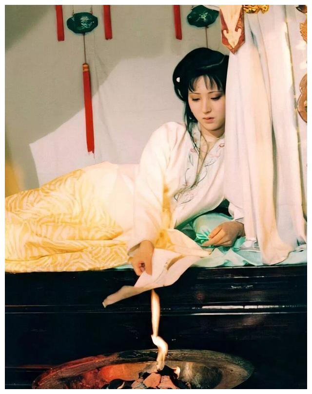 林黛玉临死前,为何如此狠心将诗稿全部焚尽,一篇也不留给宝玉__财经