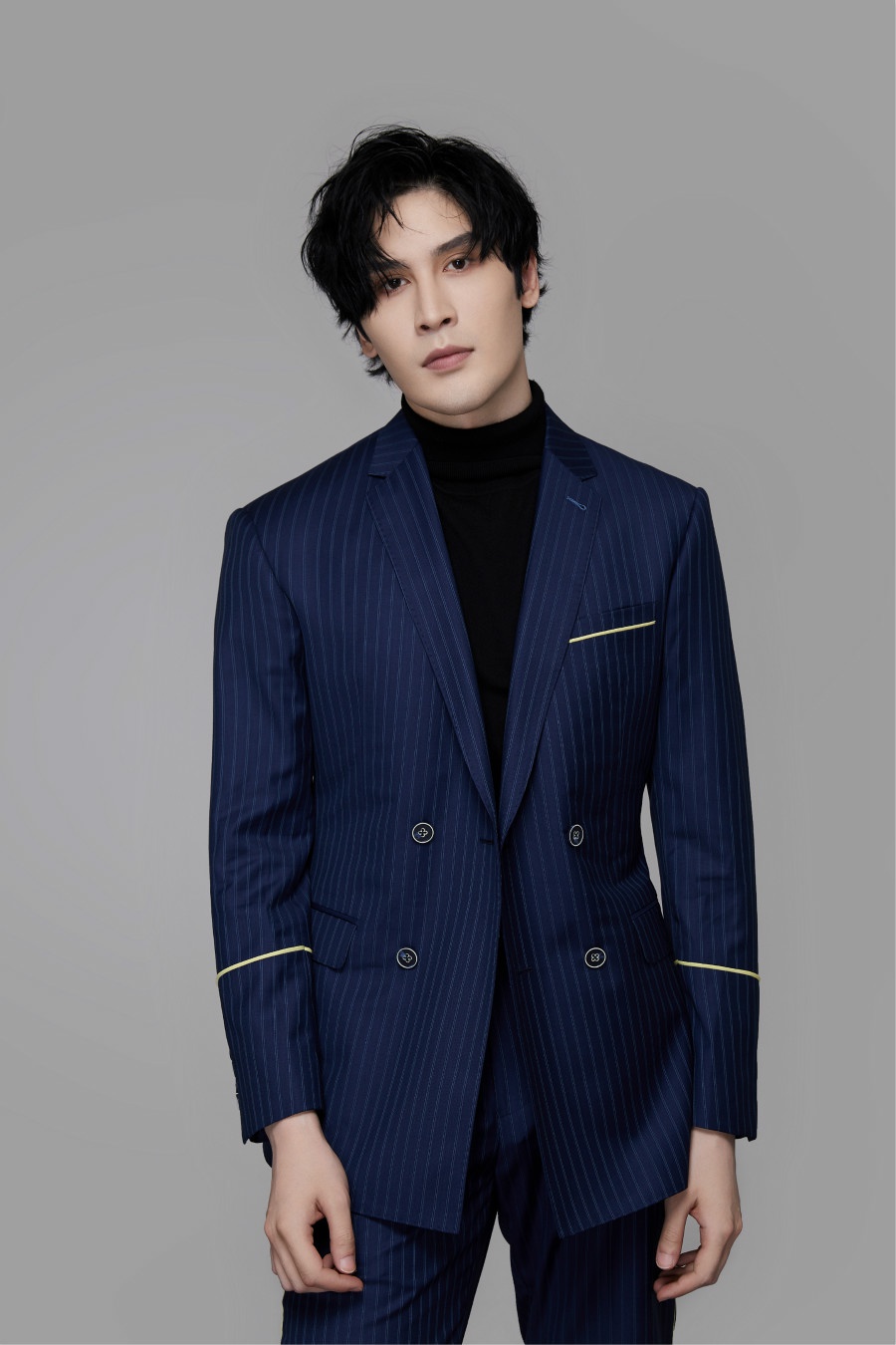 居来提最新禁欲系写真曝光 西装优雅眼神深邃