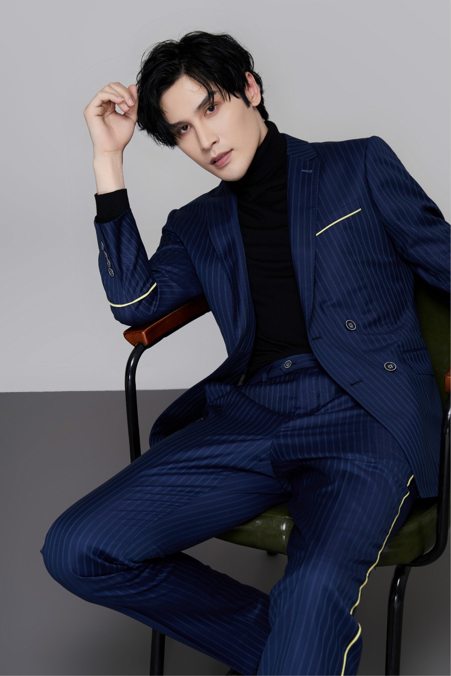 居来提最新禁欲系写真曝光 西装优雅眼神深邃