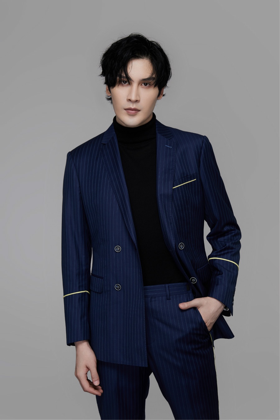 居来提最新禁欲系写真曝光 西装优雅眼神深邃