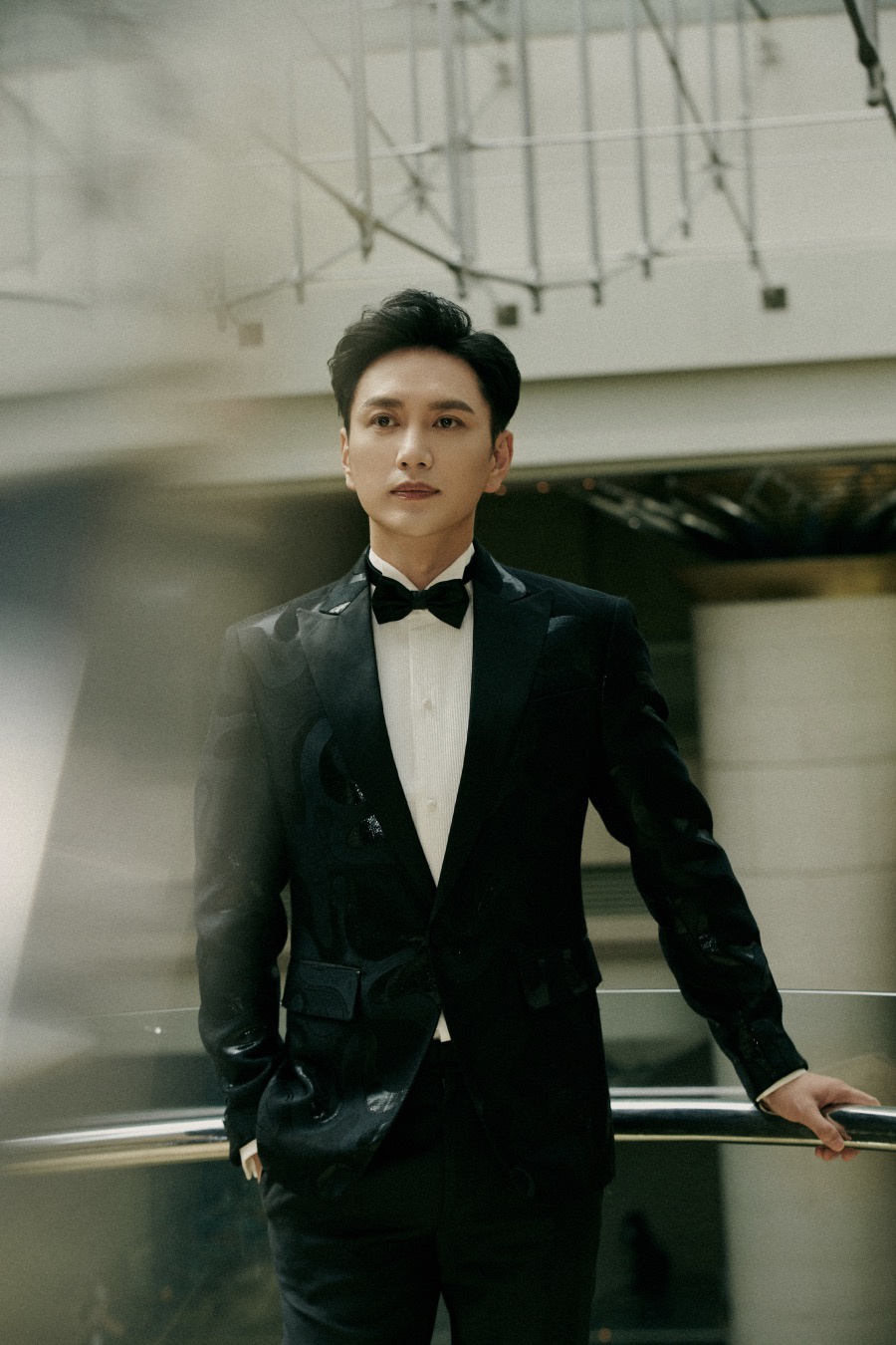 也是全球15个国际a类电影节之一,此次王仁君身穿水纹西装与电影《1921