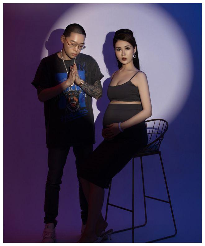 红花会说唱歌手弹壳官宣妻子怀二胎 晒恩爱合影|弹壳|红花|说唱_新浪