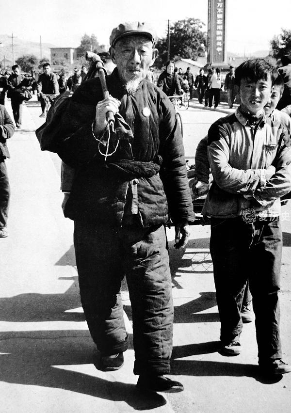 1971年延安老照片:延河大桥上抽烟的老汉 推着自行车买菜的姑娘|陕甘