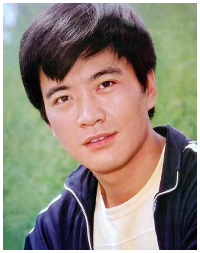 周里京:因妻子遇害息影后,又被父亲告上法庭,今66岁近况如何?