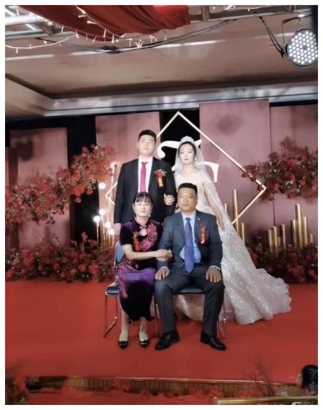 王云,笑起来十分喜庆,精致五官不输当红一线90后,一旁的朱之文儿子比