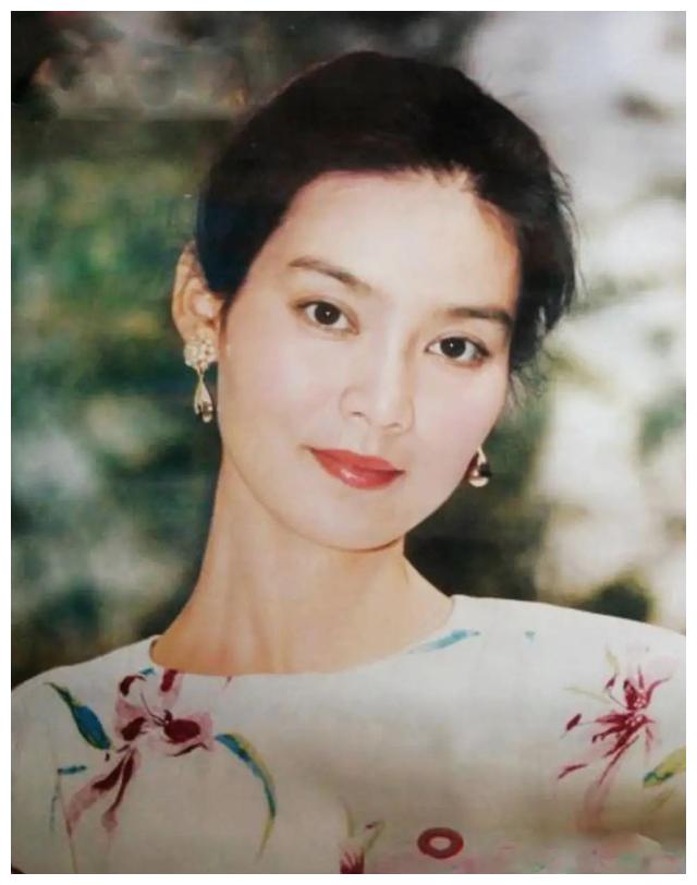 紧身潜水服好身材尽显,保养完美年龄成谜|刘晓庆|潜水服|潘虹_新浪