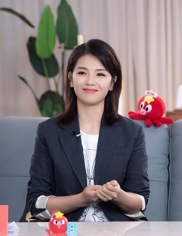 41岁的刘涛剪掉长发变锁骨短发搭配西服和牛仔裤时髦减龄