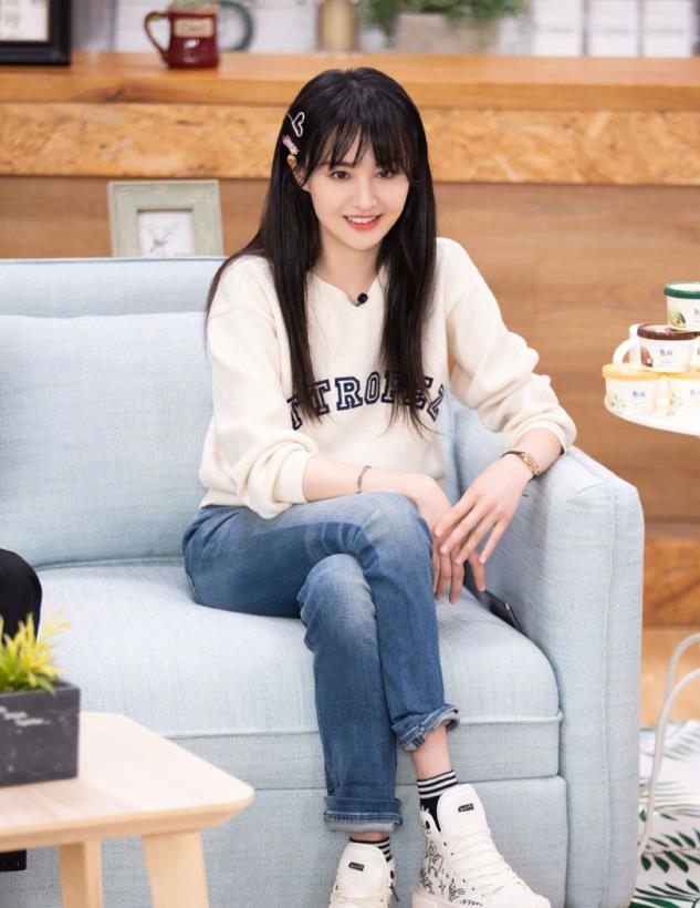 郑爽穿黑色晚礼裙,花朵元素点缀其间,翩翩起舞如天仙下凡