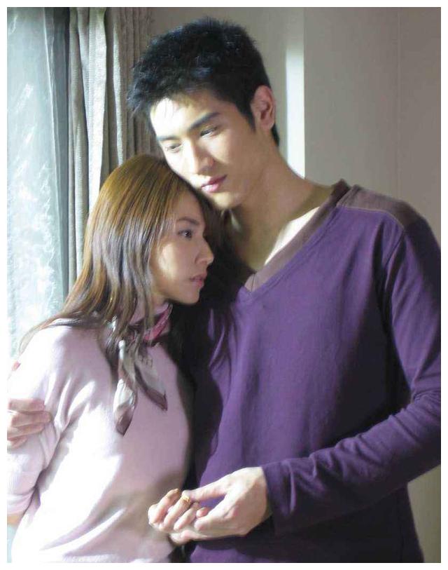 《恋爱女王》是卓文萱和高以翔主演的偶像剧,在照片看来俩人虽然很有