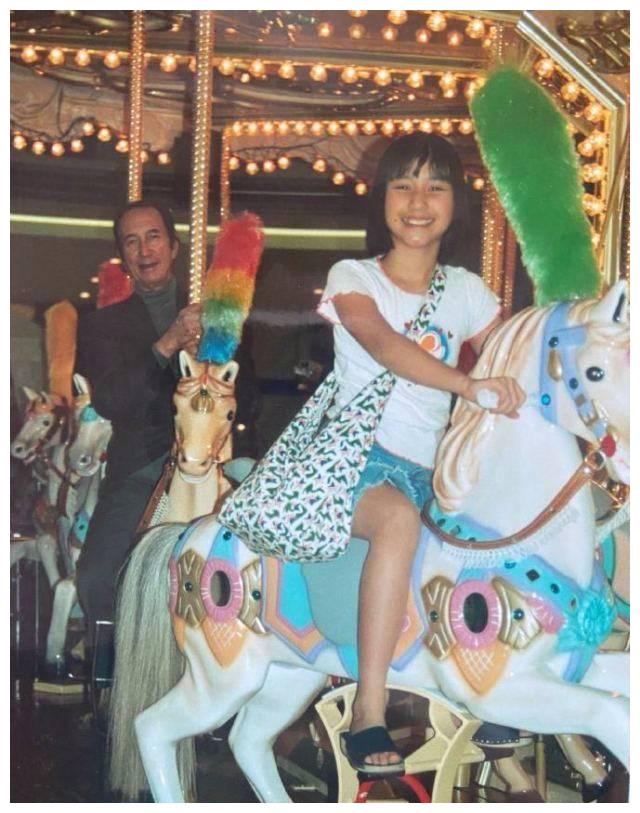 其中,令人不敢相信的是,何超莲是赌王中最漂亮的女儿,小时候