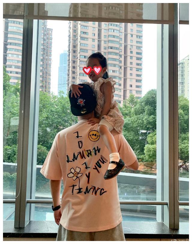 陈赫享受当奶爸带俩女儿外出吃饭,怀里抱一个脖子上骑一个