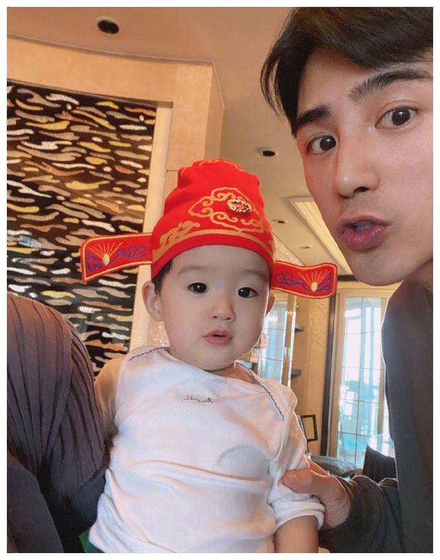 姜潮晒儿子近照,1岁多丹尼尔小调皮,看爸爸的样子快要融化了