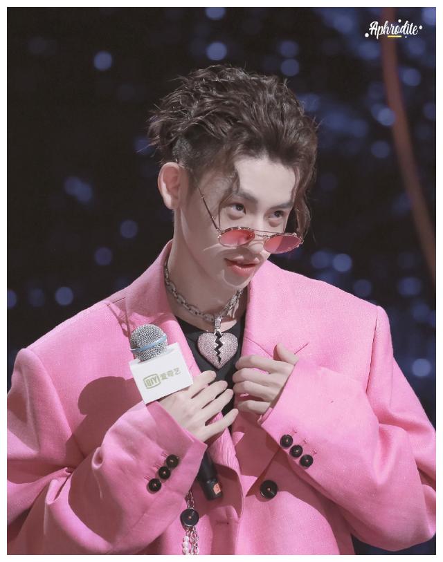 甜酷boy王琳凯粉西装配心碎项链,背头发型粉色鬓角超吸睛