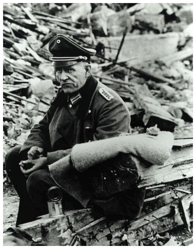 记录第二次世界大战战败投降后的德军士兵史实照片还原当时场景