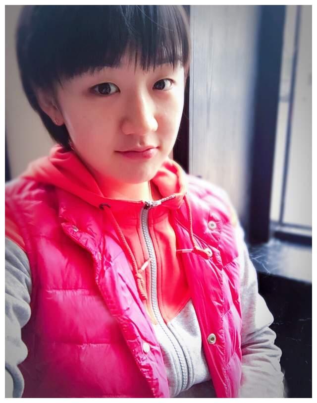 黄晓明将从北京带回的果脯分给她吃,点点滴滴温暖了陈梦的童年.