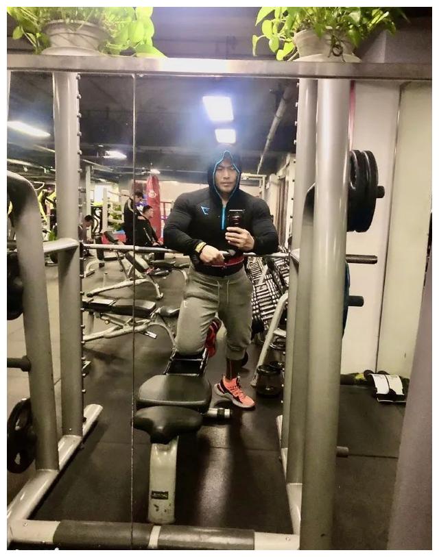 他身高185公分体重200斤曾是影视剧里的肌肉担当