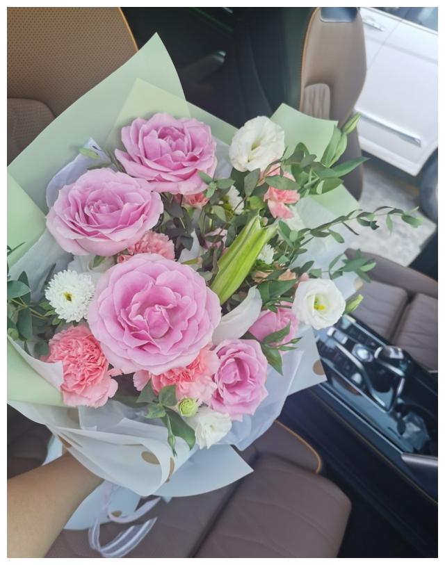 蓝色的,很炫酷哦唐dm-i前脸看着就很霸气送了一束鲜花,给老婆跟车来第