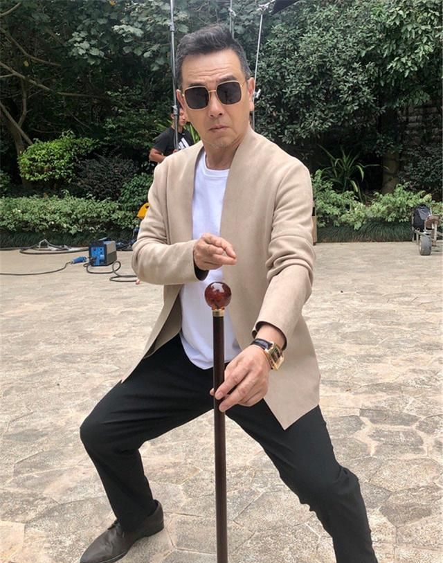 60岁张晨光随便一身衣服,都尽显有钱老总范儿__财经头条