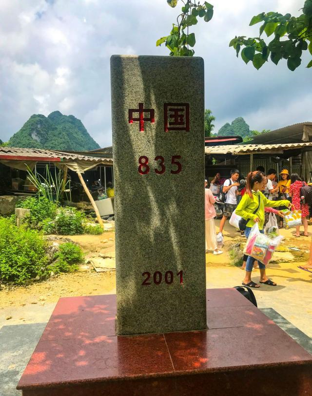 实访中越边境53号界碑，对游客关闭，但越南商贩还在痴痴守候