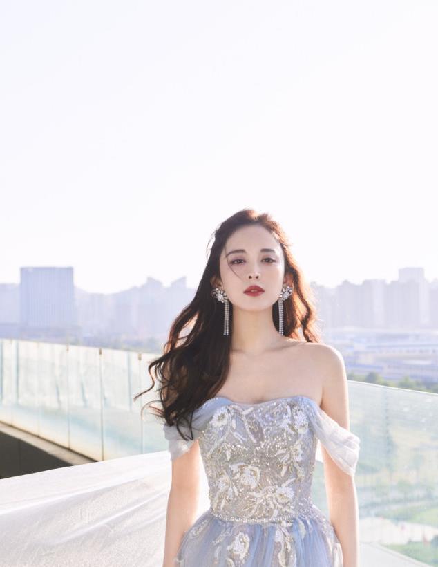 古力娜扎穿薄纱露肩刺绣裙,宛如人间仙子|古力娜扎|薄纱|刺绣_新浪