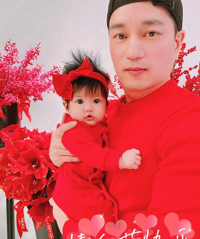 安以轩首度曝光女儿正面照,宝宝大眼太像妈妈,丈夫眼神好温柔!