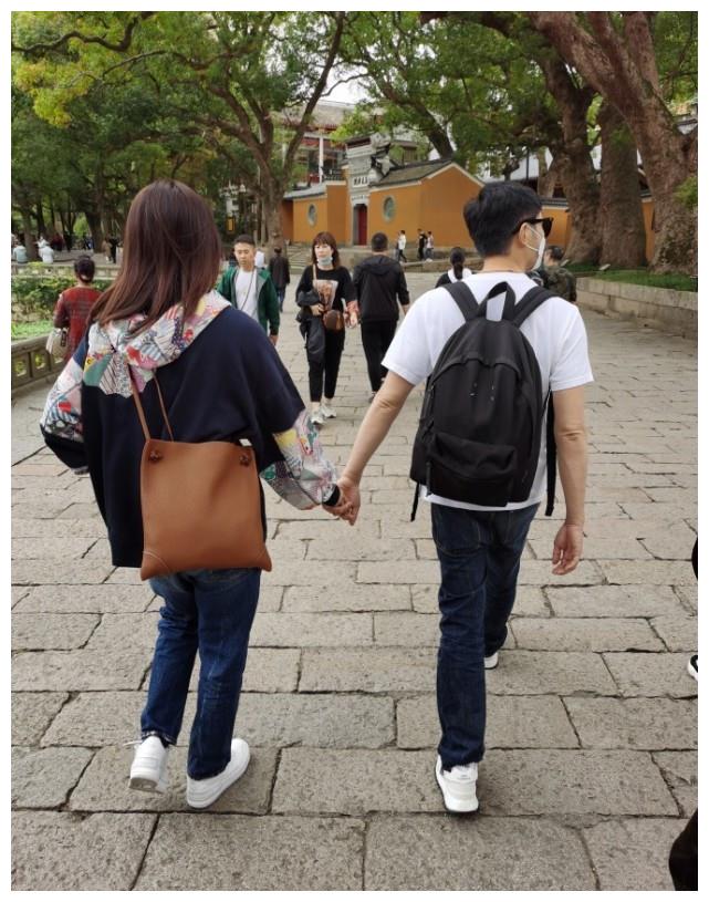 袁咏仪张智霖逛街,神仙牵手宛若热恋情侣,张智霖搂老婆腰好甜!