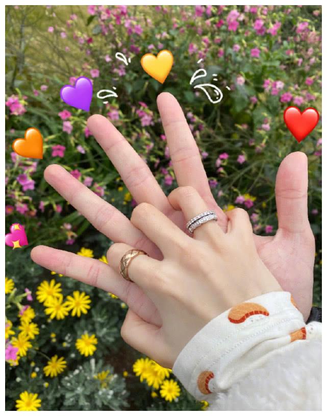 张嘉倪情人节秀恩爱和买超花式比心一只手上戴三个戒指