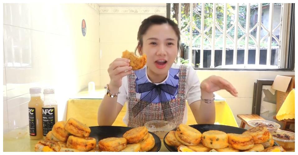 密子君吃50个鸡蛋汉堡咬一口却穿帮了网友吃不完别装