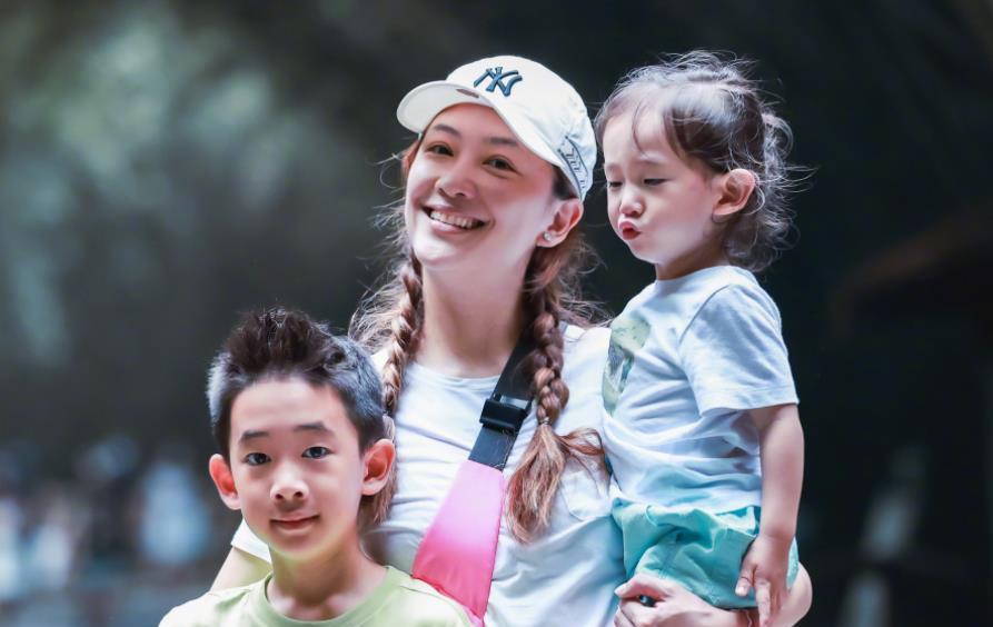 应采儿外出晒娃,小儿子的脸不再打码,引起网友热议休闲区蓝鸢梦想 - Www.slyday.coM 应采儿外出晒娃,小儿子的脸不再打码,引起网友热议休闲区蓝鸢梦想 - Www.slyday.coM