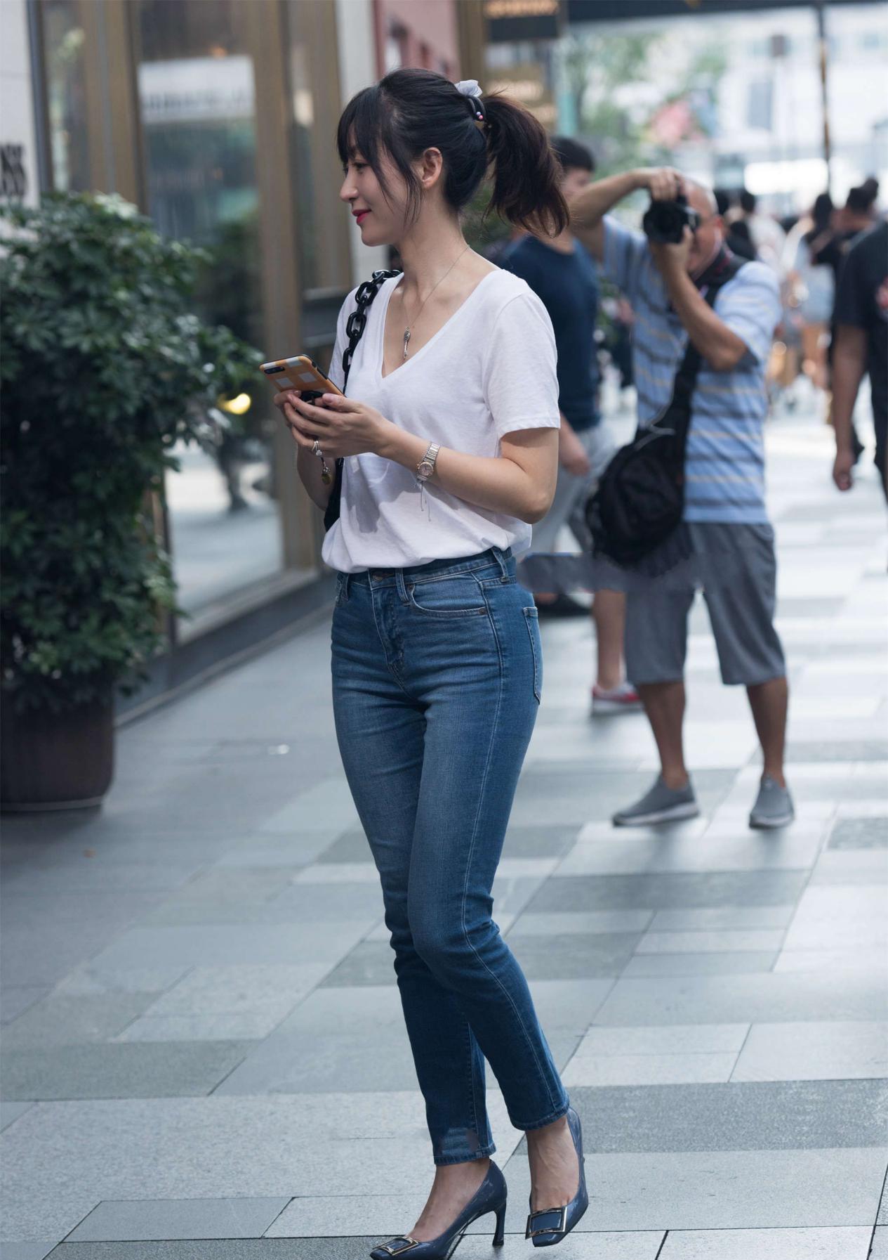 大领短袖搭配牛仔裤,简约大方,显清新时尚