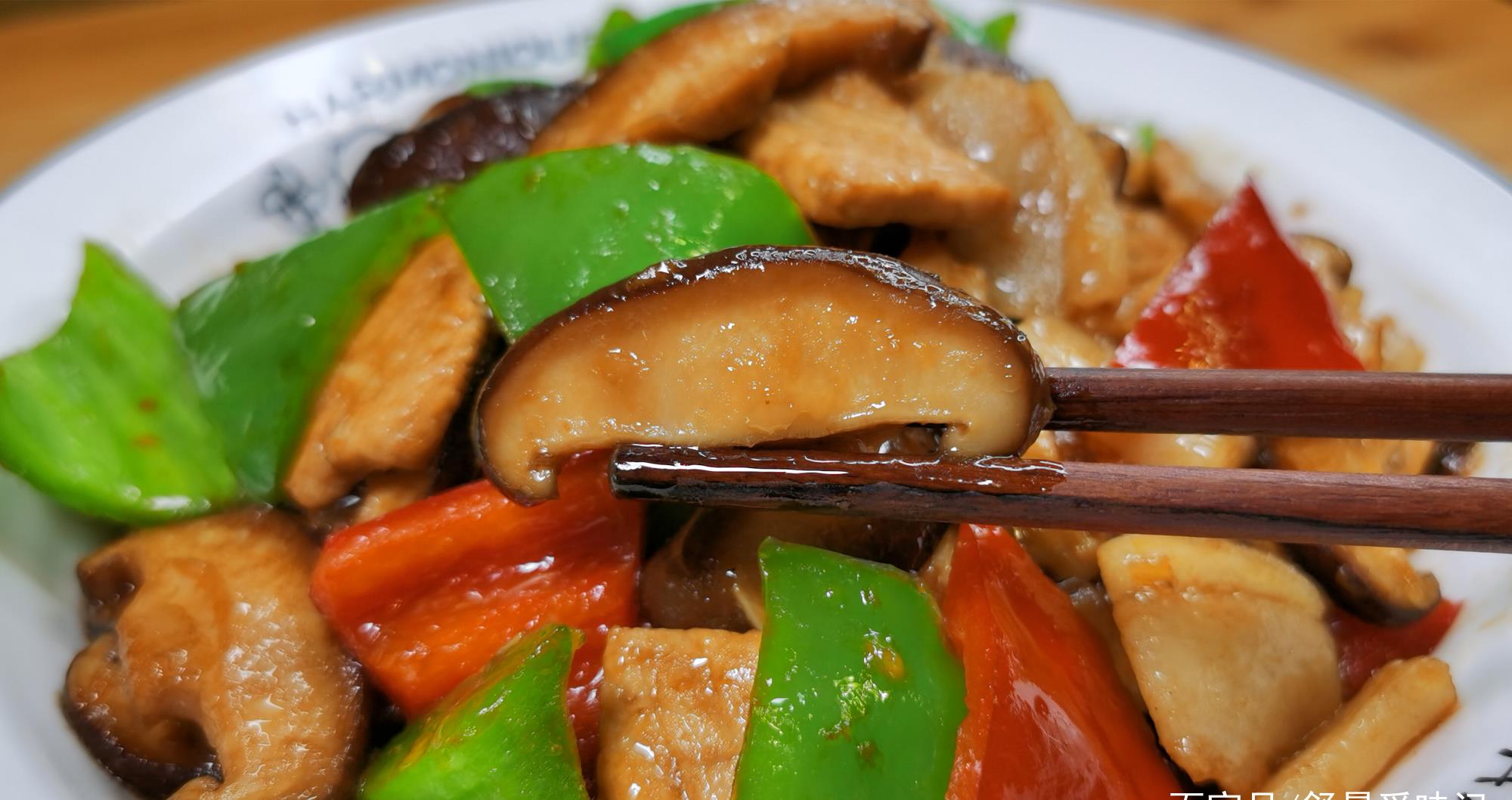 香菇炒肉,特别费米饭的一道家常菜,鲜香味美,拿大鱼大肉都不换__财经