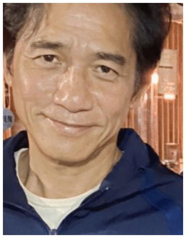 58岁梁朝伟近照,皱纹横生老到认不出,网友:昔日男神成爷爷