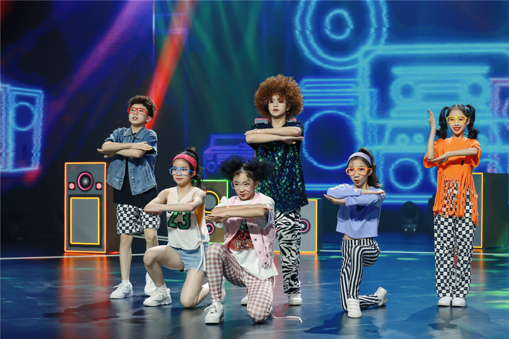 《跳舞吧!少年》杨崇喆领衔10后跳disco_高清图集_新浪网