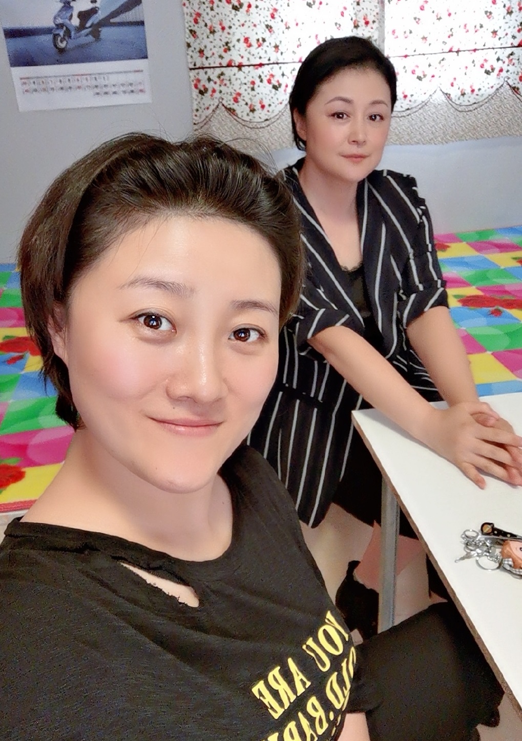 出演《李焕英》鬼剃头角色的葛珊珊,演出时被观众送了一袋生姜