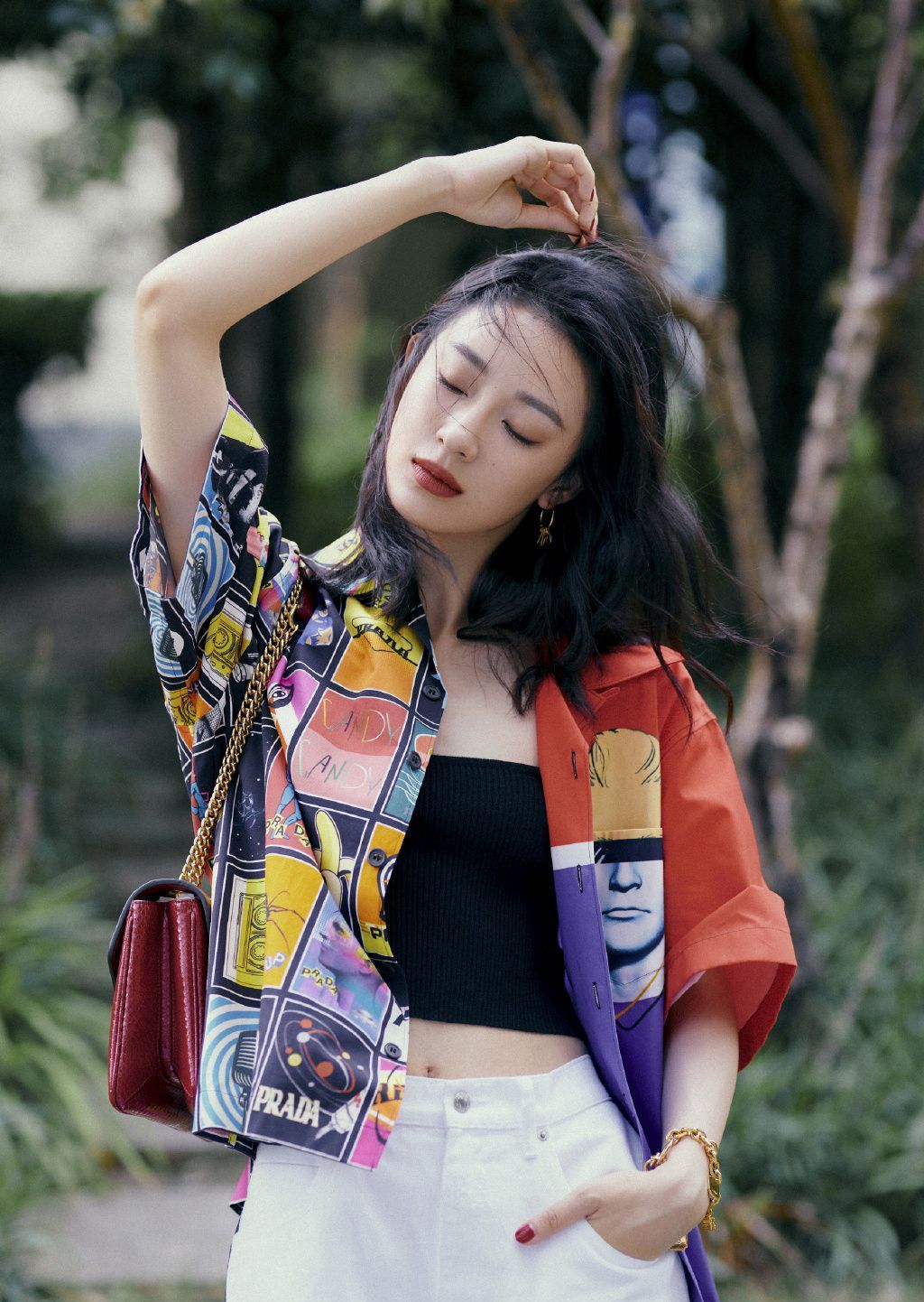 孙佳雨穿拼接图案夹克上衣搭配白色休闲裤,潮流时尚又显女神风范_高清