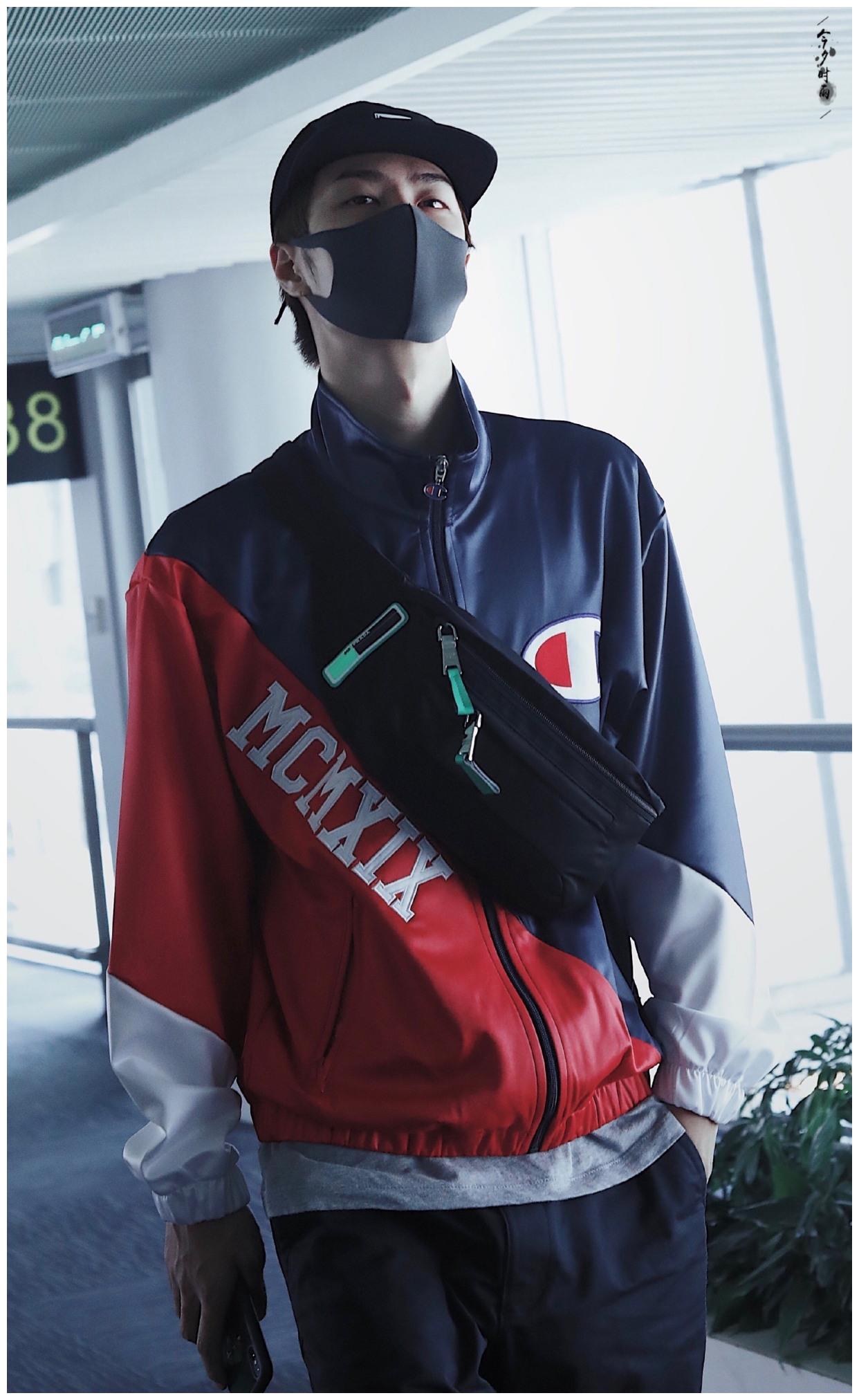 直男朋友让我去机场给他拍王一博……穿什么鞋|王一博|鞋子|链子_新浪