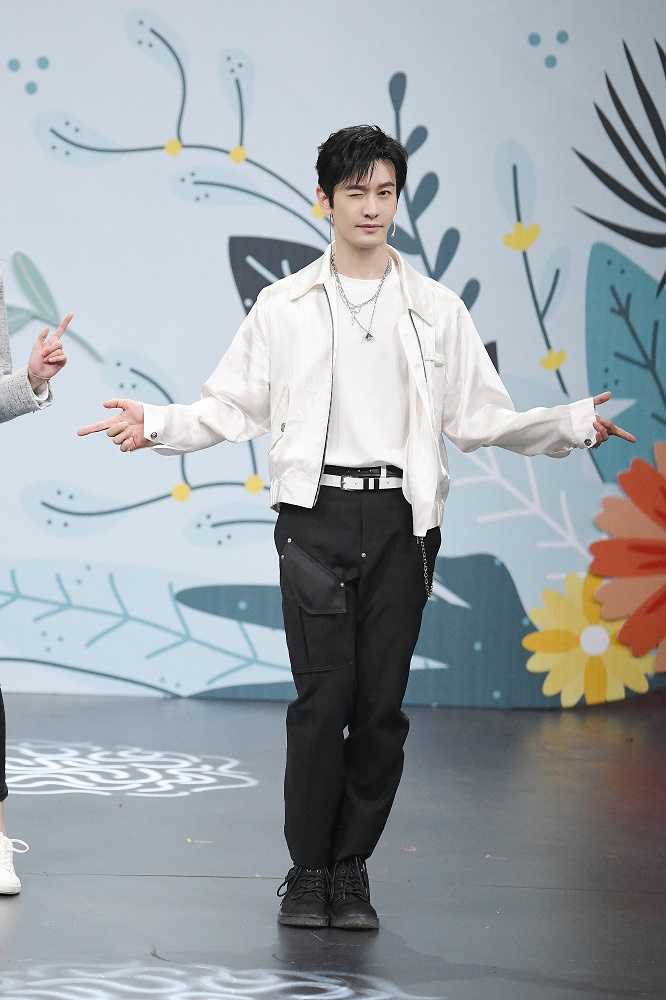 王牌对王牌六周年收官黄晓明展示俯卧撑拍掌