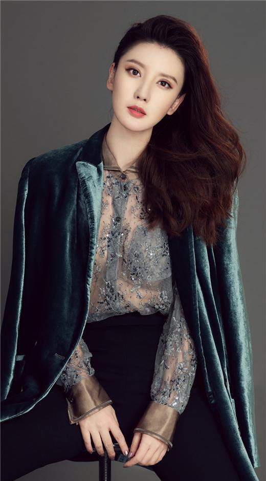 39岁张萌半透明国风长裙,曲线妖娆肤若凝脂,选美冠军竟是学霸