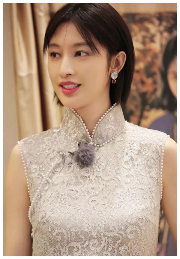 张俪在国外美到耀眼,一袭刺绣旗袍尽显东方神韵,太给国人长脸了