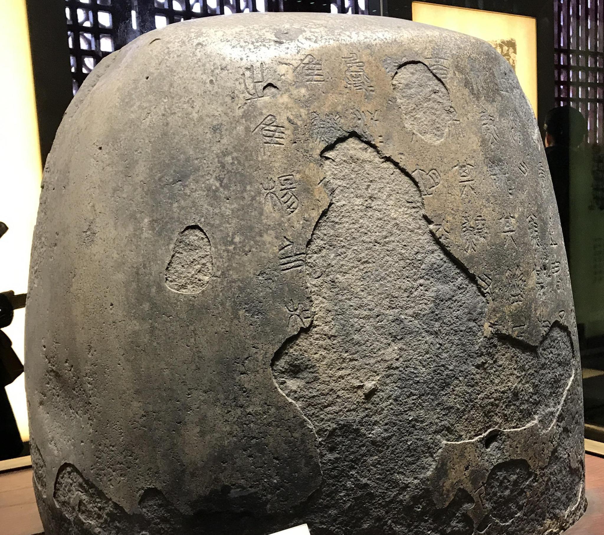 故宫半解之上过"国家宝藏"节目的石鼓,专馆陈列实拍_高清图集_新浪网