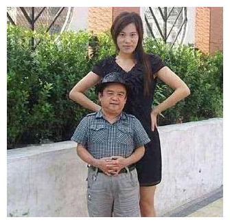 他是中国第一矮星,身高仅1米28,但4个妻子个个身材傲人颜值高|陈三木